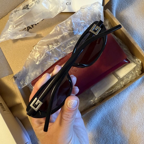 Gg1680s Gucci Black Oval Sunglasses with Burgundy Case